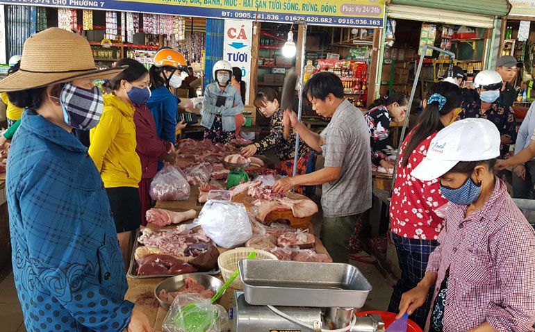 Phú yên: Lo chợ đóng cửa, nhiều người tích trữ thực phẩm