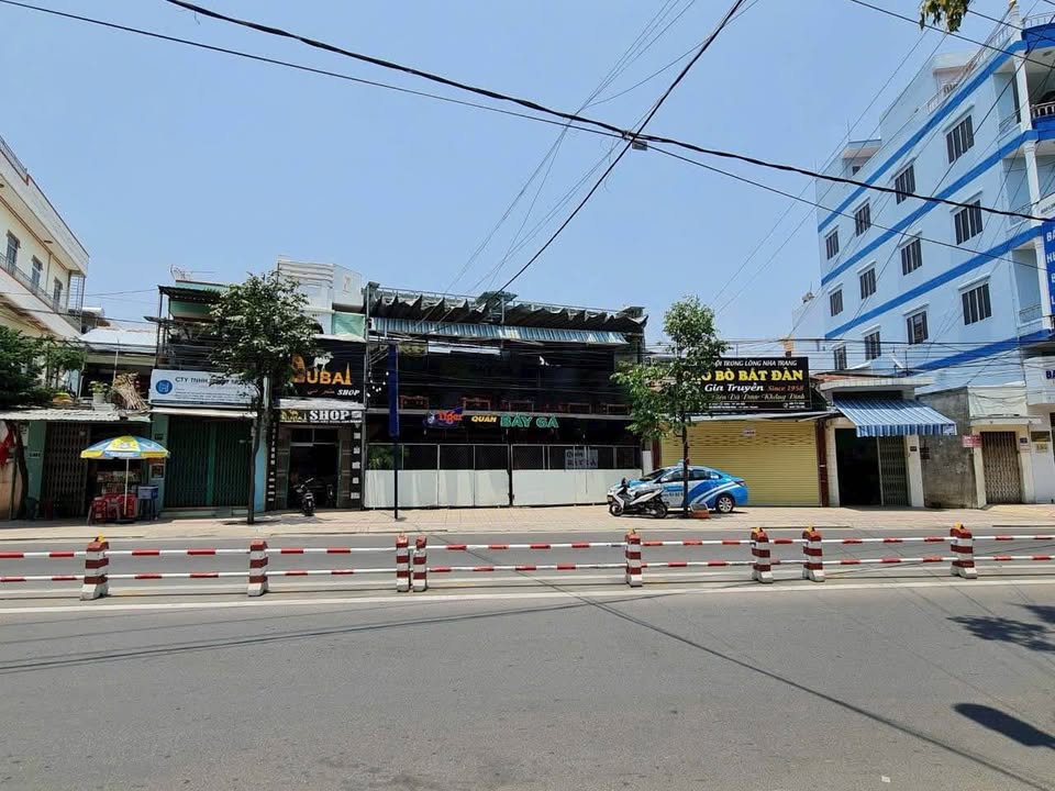 Bán nhà Mặt tiền Nguyễn Thị Minh Khai, ngang 10m