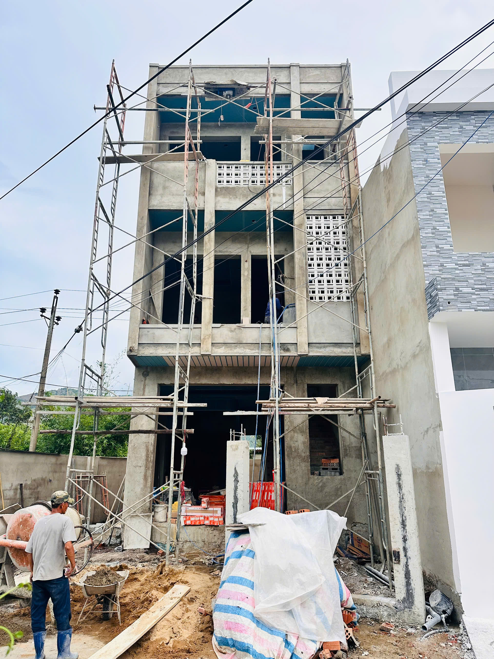 Nhà 3 Tầng Mái Đúc bê tông, kiên cố đang hoàn thiện. Dt 86.7m2. Giá 2.750ty