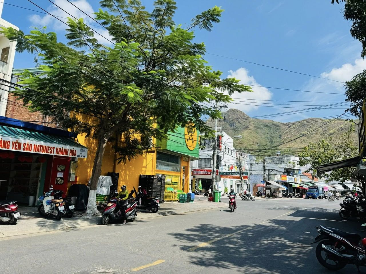 Bán nhà sát biển, mặt tiền đường Dương Hiến Quyền, chỉ 100triệu/m2