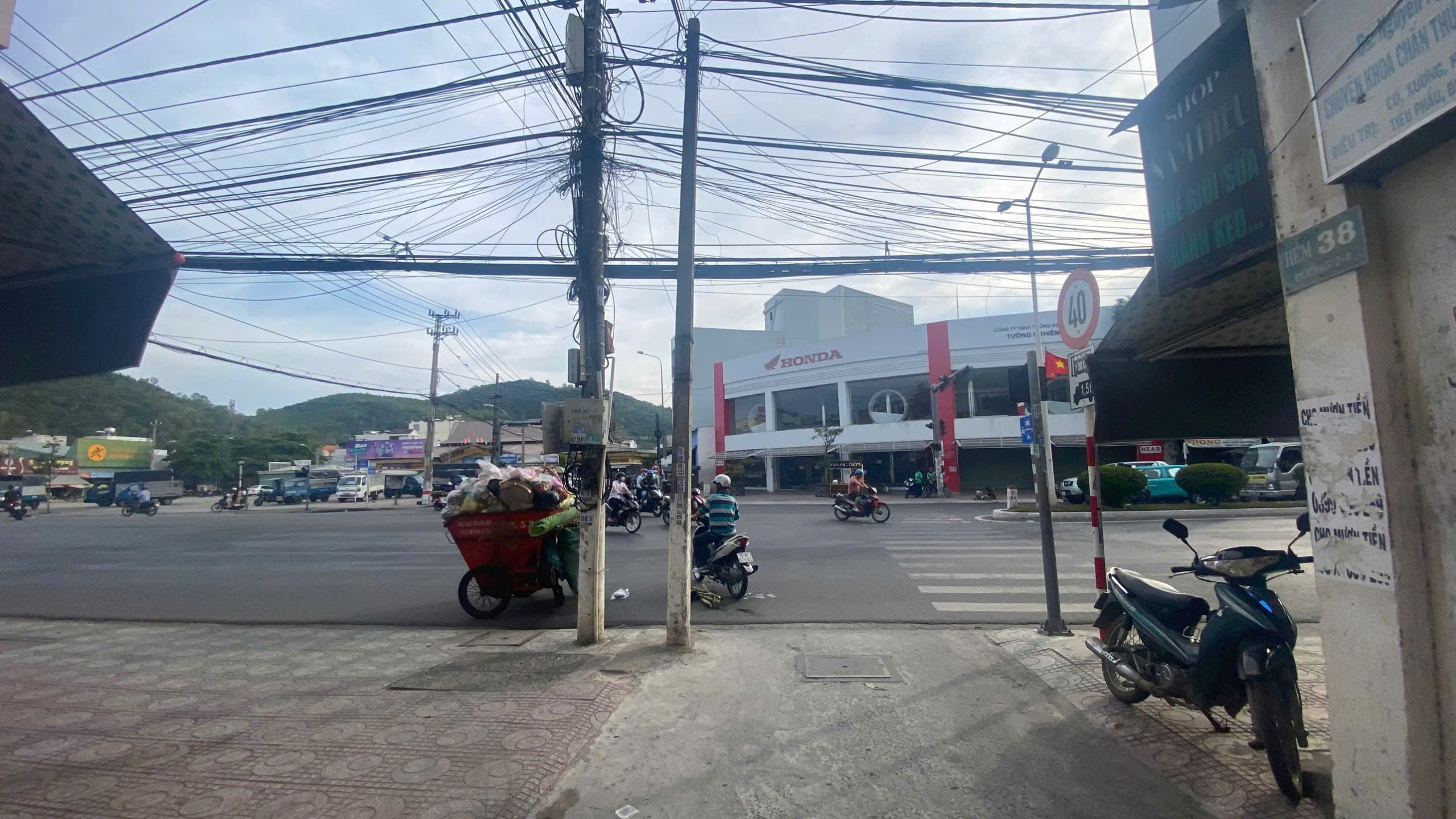 Đường Nguyễn Biểu, hẻm ô tô gần chợ Vĩnh Hải * Cách biển Hòn Chồng: 800m. Dt 146.6m2. Giá 60tr/m2