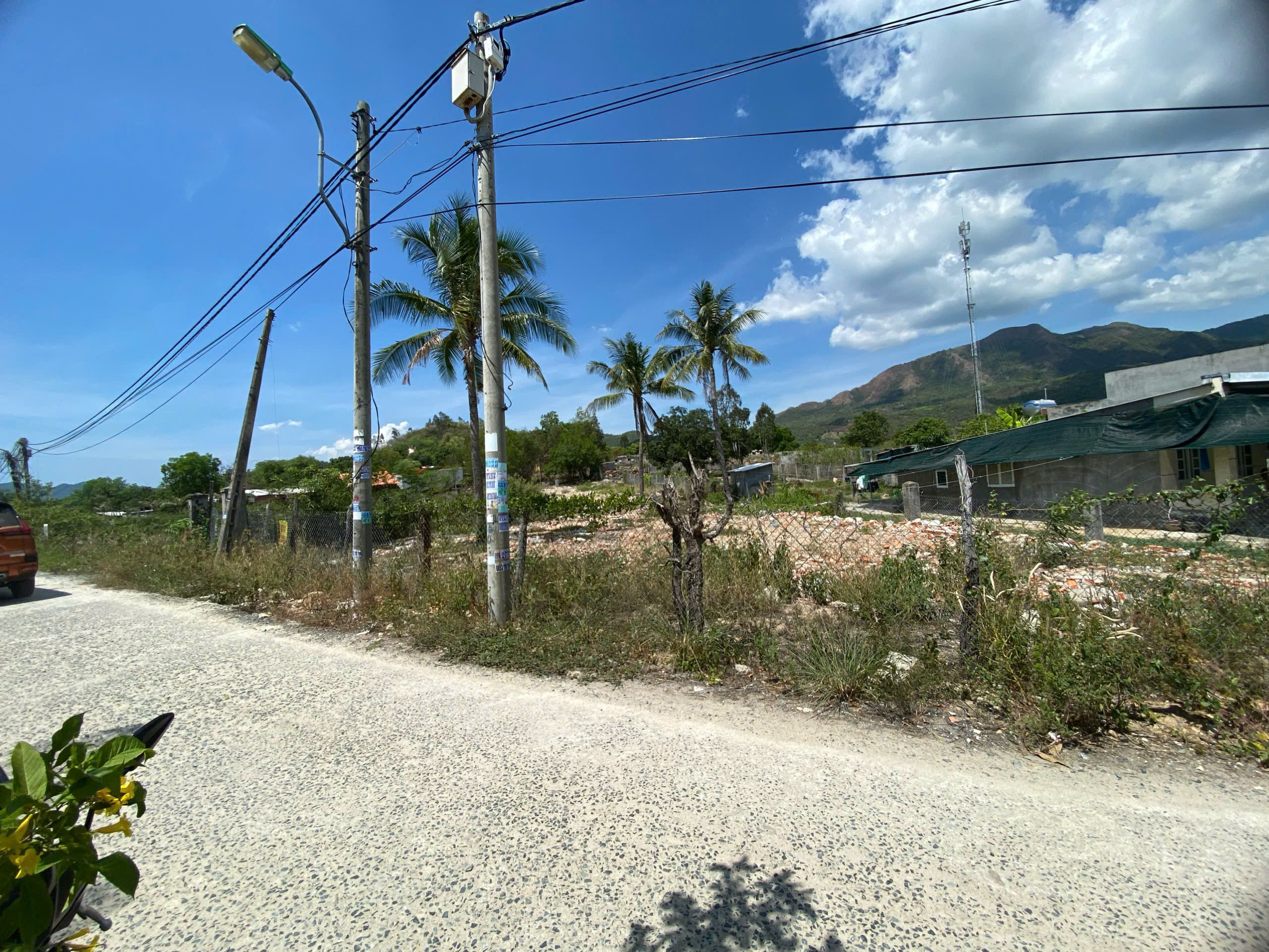 Đất sát biển Cát Lợi Vĩnh Lương - đi ra biển Nha Phu tầm : 180m ( gần Chùa Ngọc Sơn ). Dt 1900m2. Giá 5ty