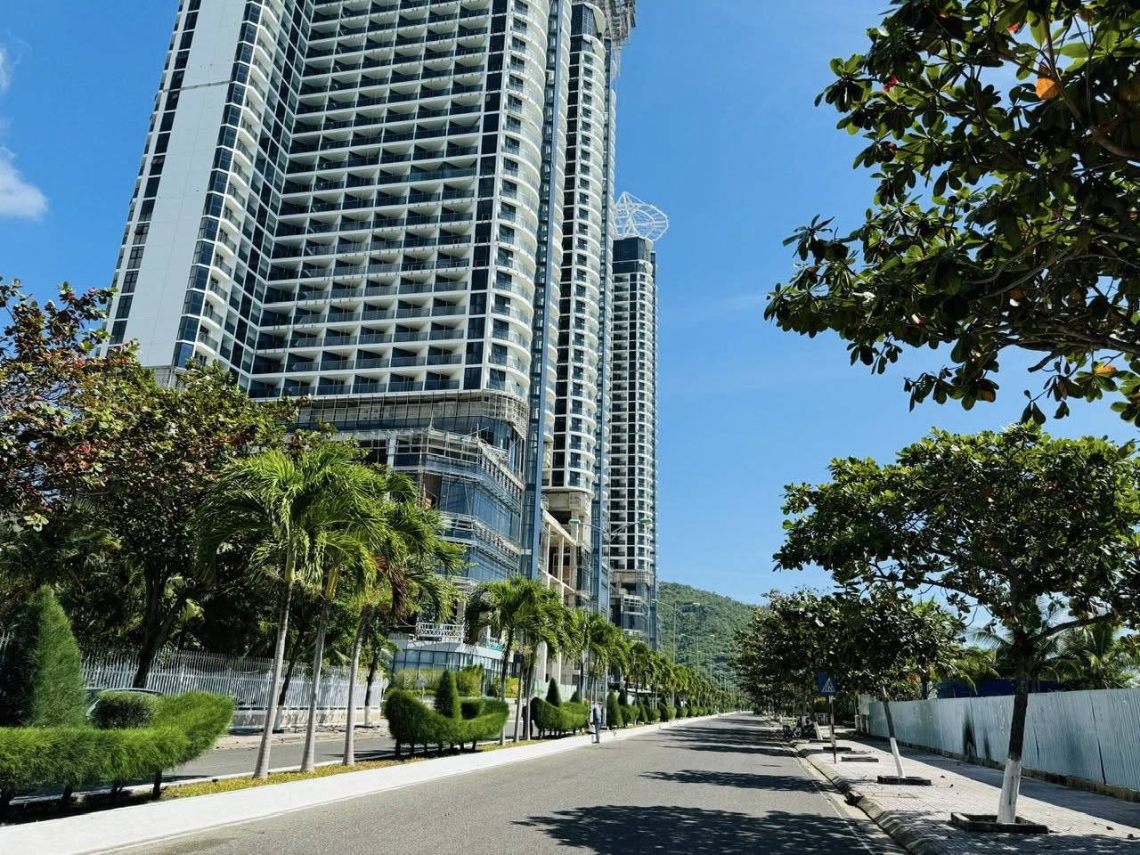 Siêu phẩm lô góc 2 mặt tiền đường NGUYỄN CƠ THẠCH view trực diện biển