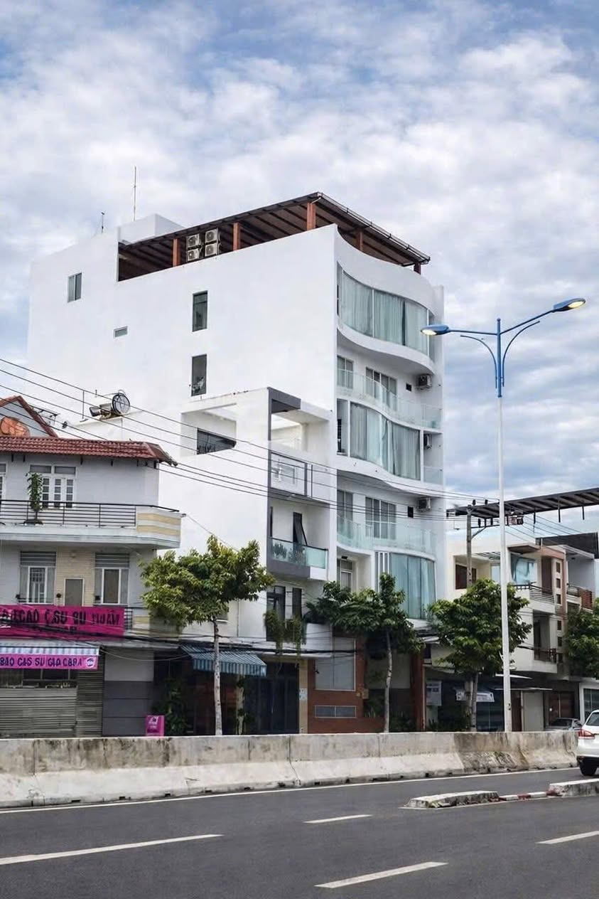 Bán toà khách sạn mặt tiền đường Nguyễn Tất Thành, Nha Trang (40p)