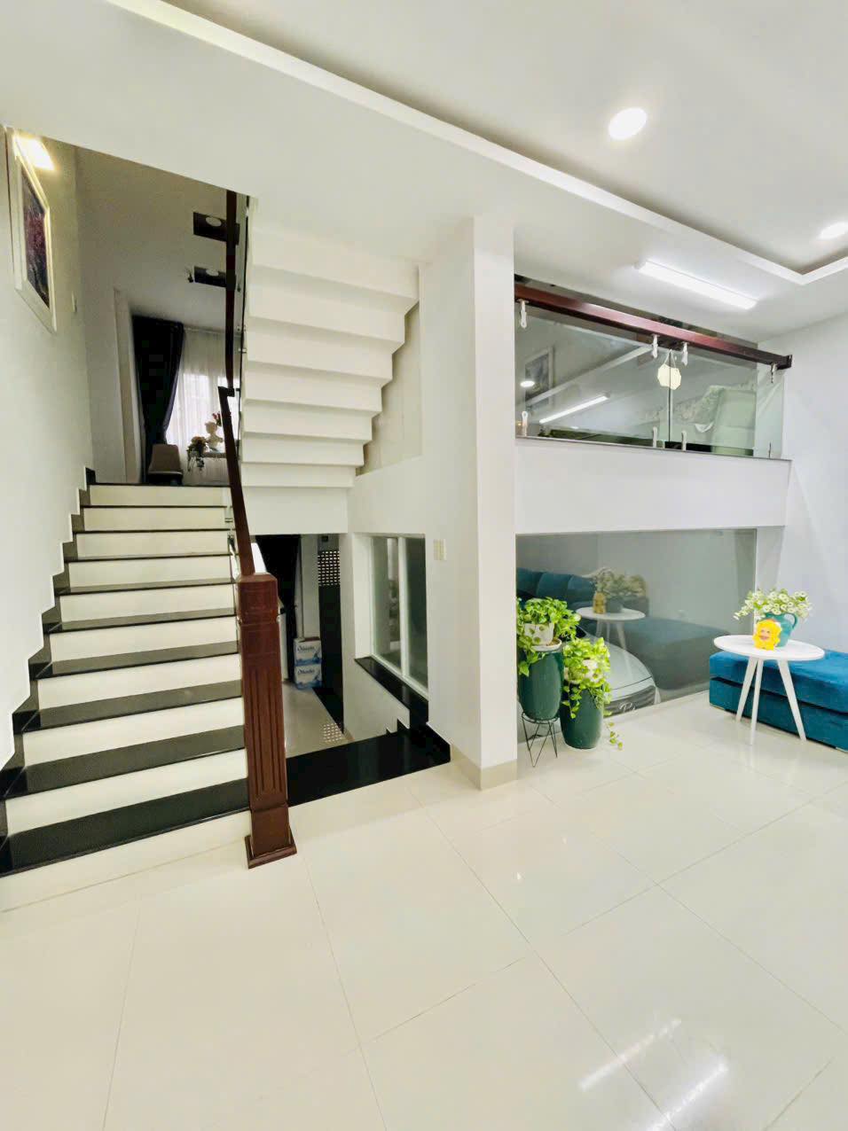 Nhà 3 tầng mặt tiền đường Nguyễn Hữu Huân ngang hơn 6m cực đẹp