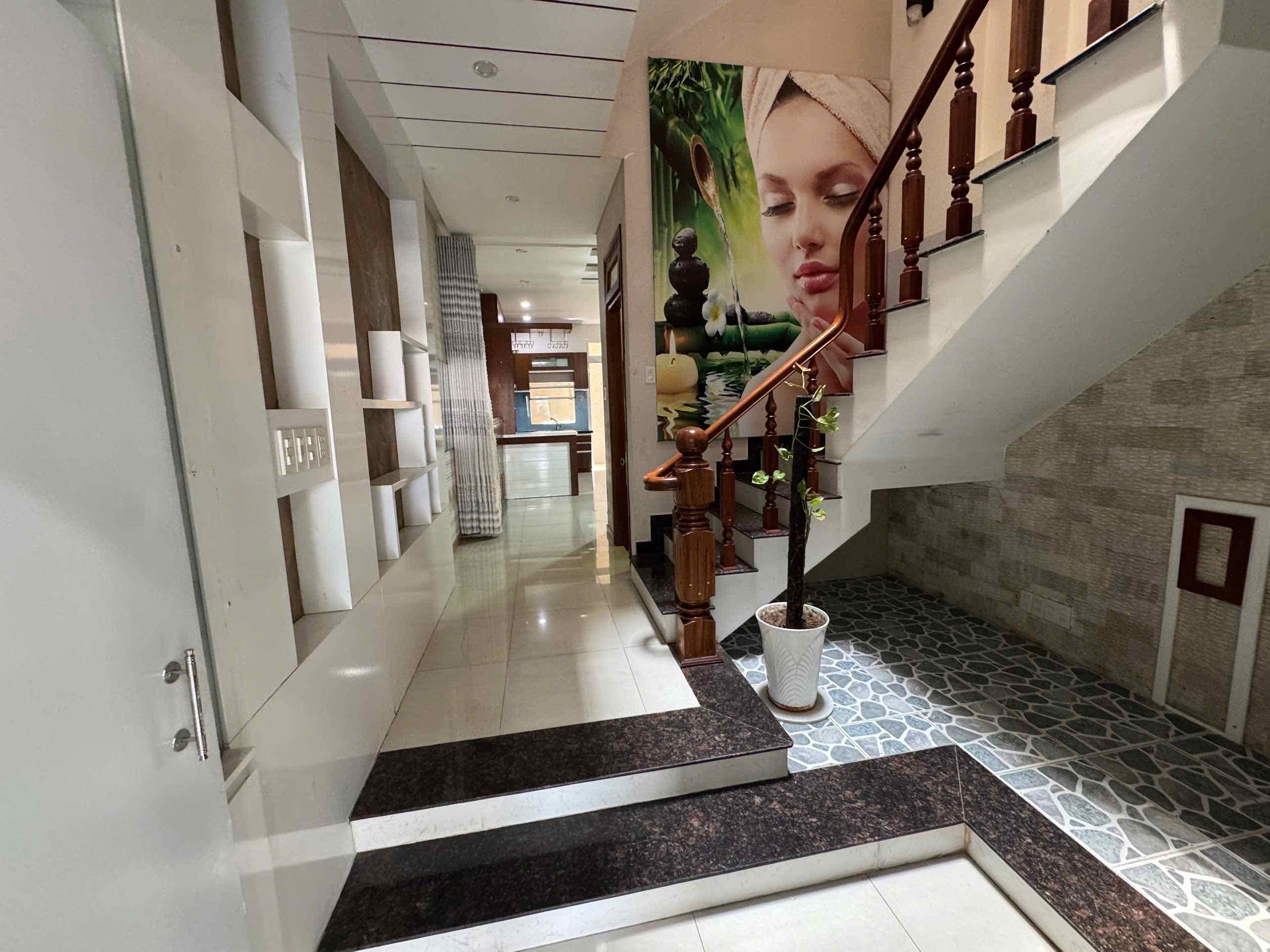 Cho thuê nhà 3 tầng mặt tiền Nguyễn Thị Minh Khai, Nha Trang