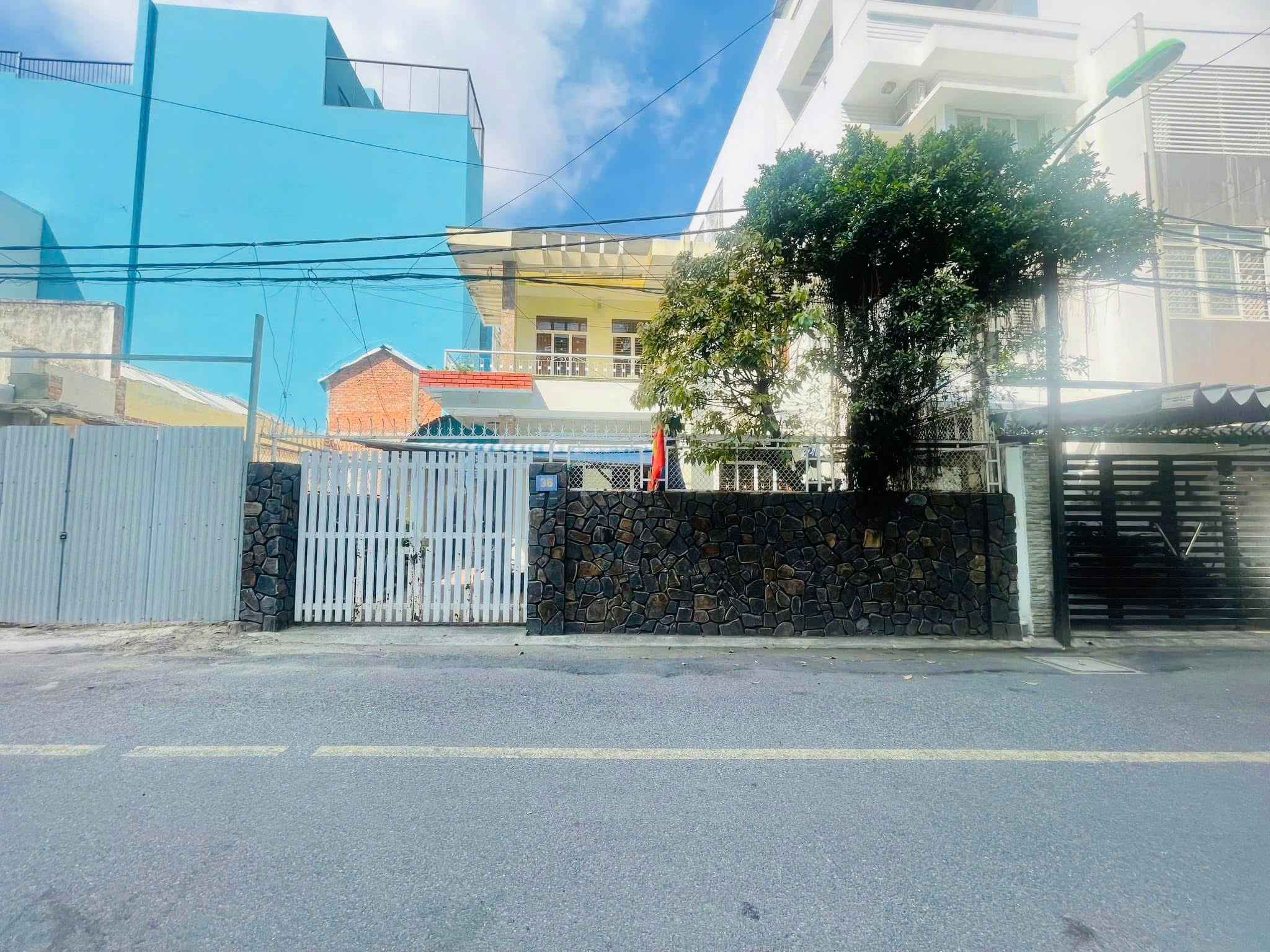 Nhà mặt tiền đường Hương Sơn , ngang dài 10m [ giữa Lam Sơn và Vân Đồn ]. DT 244.5m2. Giá 22.7ty