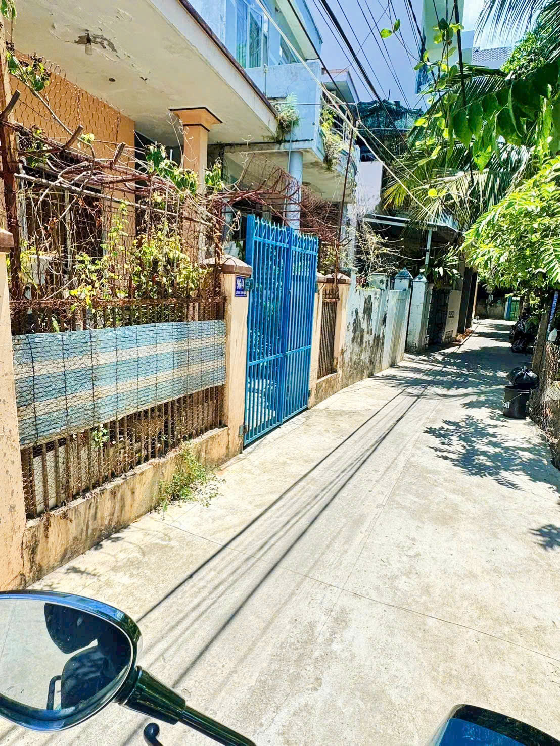 Nhà cũ cấp 4 _ ngang 5,6m gần đường Lương Đình Của , cách đường chính 100m , gần chợ Ngọc Hiệp. Dt 59.8m2. Giá 2.4ty