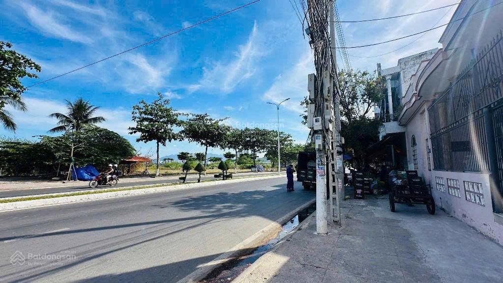 Bán lô đất mặt tiền Phạm Văn Đồng, Vĩnh Hoà, TP Nha Trang
