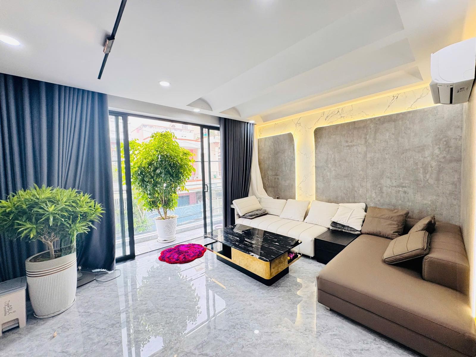 Bán nhà đẹp 7 tầng sát biển mặt tiền đường Phạm Ngọc Thạch, Nha Trang