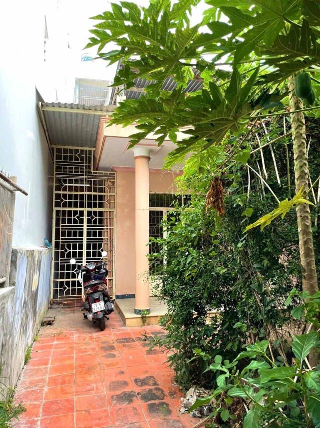 Bán nhà cấp 4 hẻm ô tô Lê Hồng Phong, Phước Hải, Nha Trang Ngang 8,8m