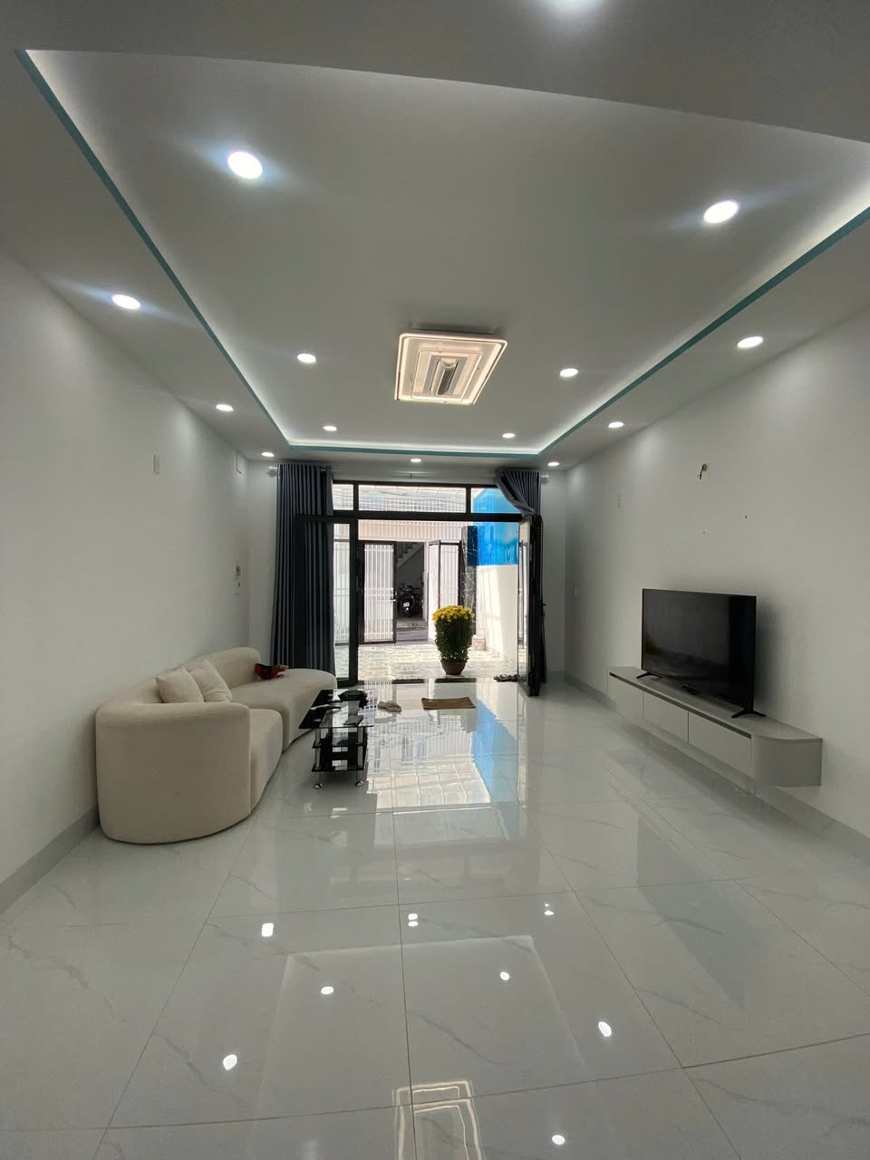 Bán nhà mới 3 tầng mặt tiền đường Trần Thị Tính, Nha Trang