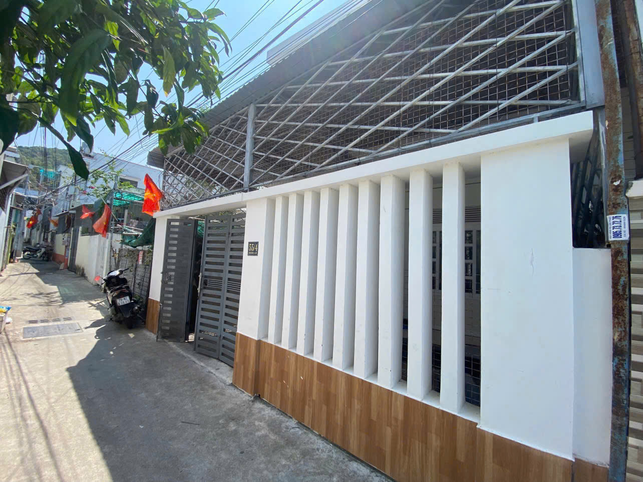 Nhà 2 tầng mới, 2 mặt tiền ô tô Đặng Lộ cách biển Hòn Chồng: 1km. Dt 98m2. Giá 4.5ty