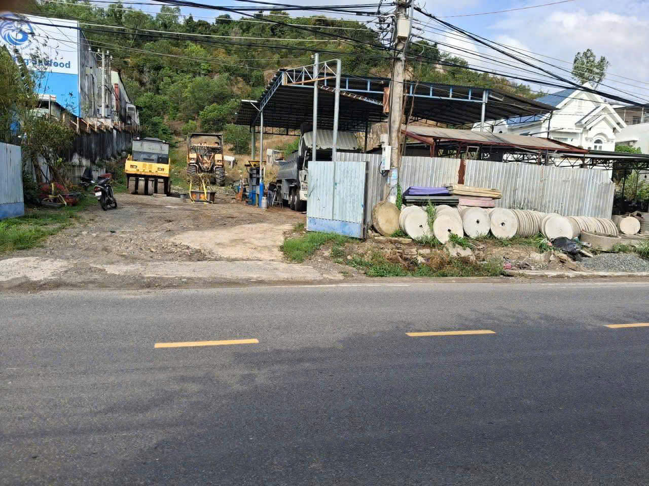HÀNG HIẾM. Đất mặt tiền TỈNH LỘ 3 ngay gần Trung Tâm Xã Phước Đồng, Cách Chợ, Uỷ Ban Chỉ 1,2km. Dt 1928.9m2. Giá 14 Tỷ