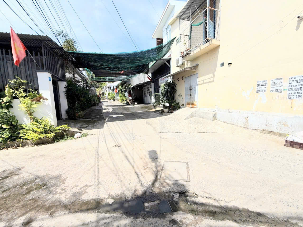 Nhà góc 2 mặt tiền , có gác lửng đường Dương Vân Nga _ ôm góc dài 13m, sát noxh VCN đang xây. Dt 50m2. Giá 2.350ty