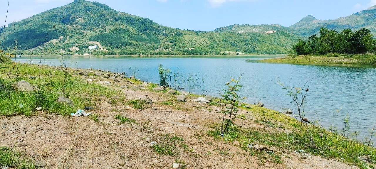 Mặt hồ Am Chúa dài 143m xã Diên Điền, Diên Khánh view siêu đẹp