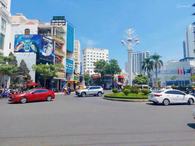 BÁN NHÀ 7 TẦNG MẶT TIỀN VÒNG XOAY QUANG TRUNG – NHA TRANG