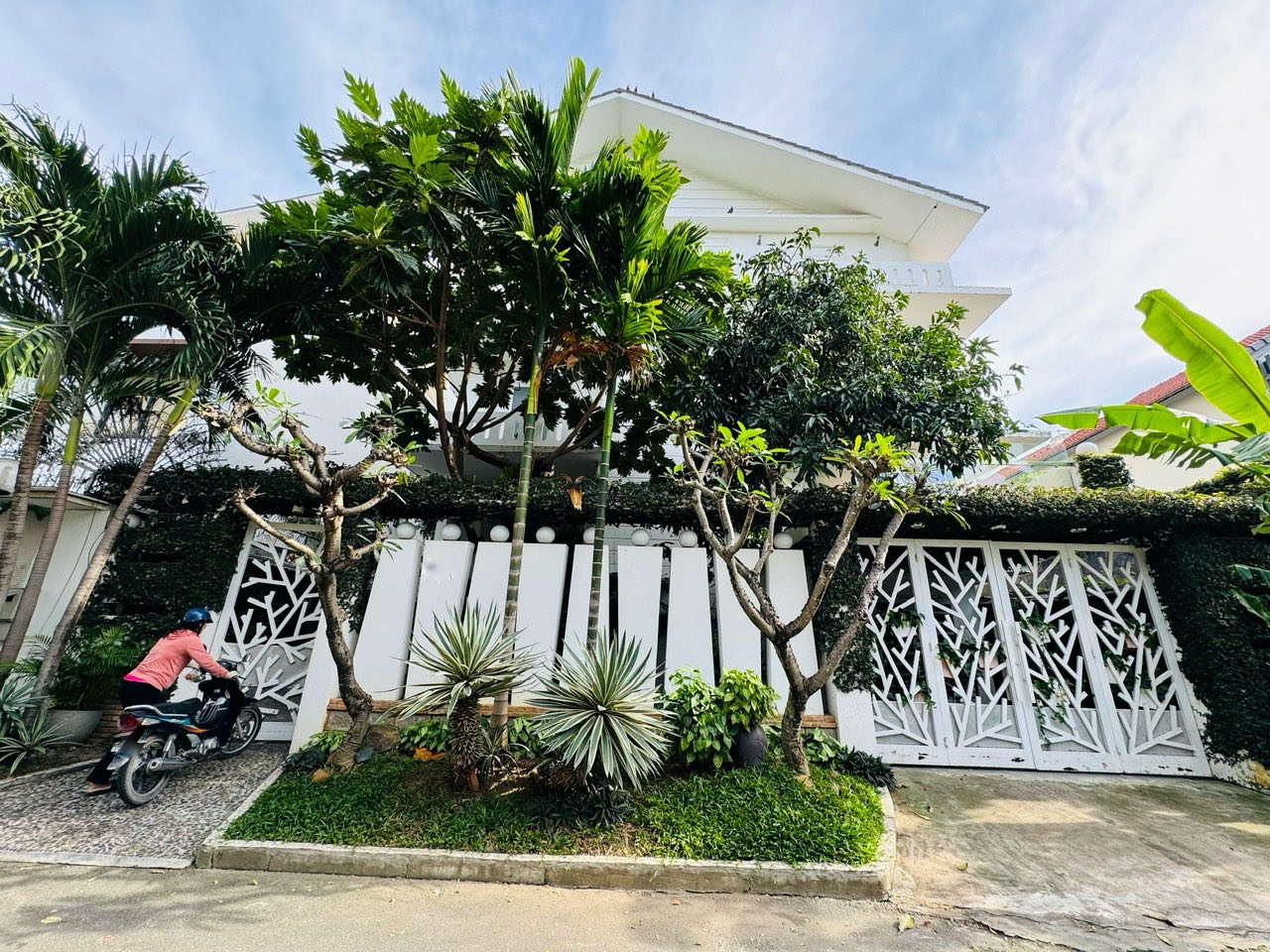 Cho thuê biệt thự đầy đủ nội thất, khu A Vĩnh Điềm Trung ngay công viên