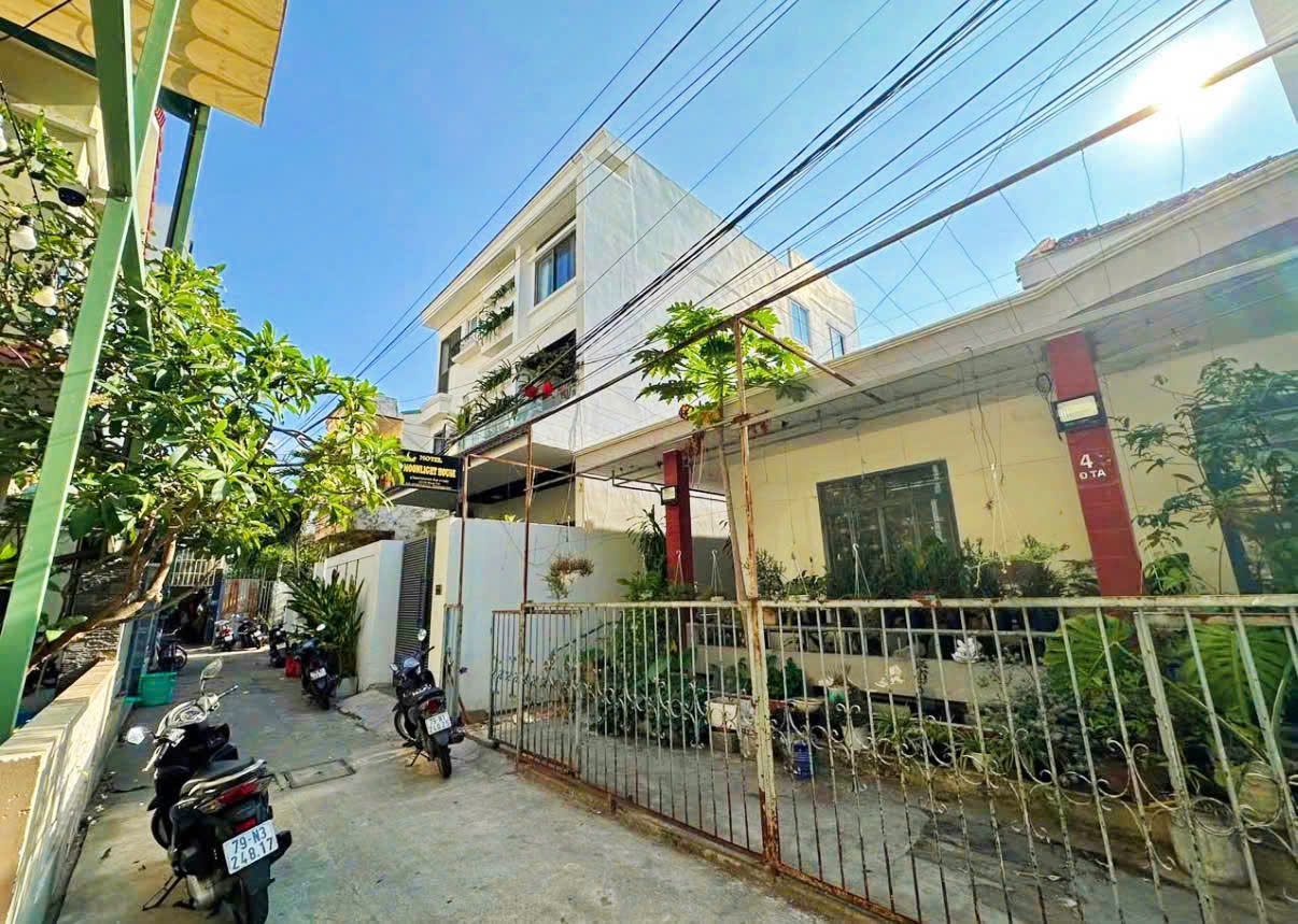 Đường Đặng Tất đất _ dài 12,42m, ra biển Hòn Chồng 280m, đường hẻm xe tải nhỏ. DT 165m2. Giá 14.5ty