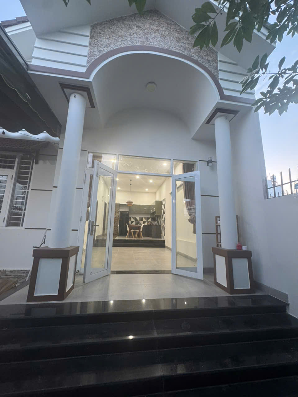 NHÀ ĐẸP PHỐ BIỂN NHA TRANG MẶT TIỀN 7,5m SÂN ĐỖ Ô TÔ 7 CHỖ. Giá 3ty650