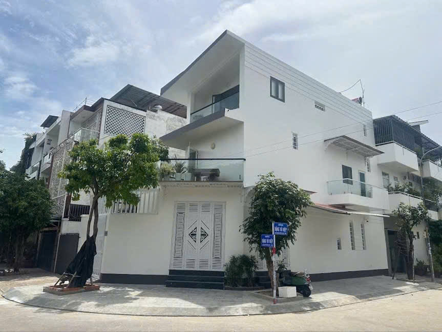 BÁN NHÀ CĂN GÓC MẶT TIỀN ĐƯỜNG RỘNG 13M – KHU ĐÔ THỊ VĨNH ĐIỀM TRUNG , TÂY NHA TRANG. Giá 9ty990tr