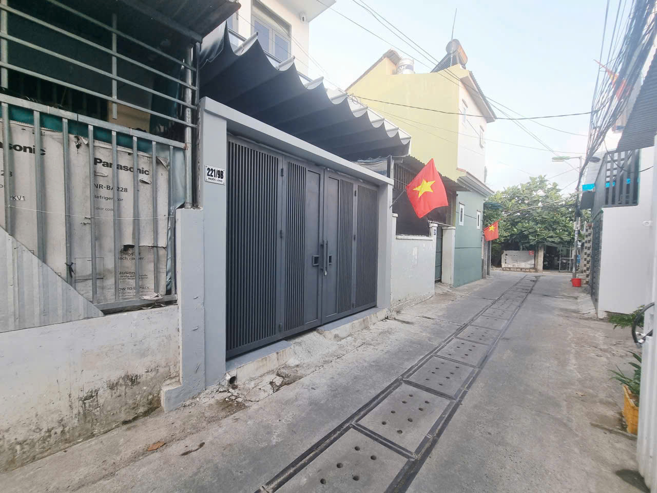 Chính Chủ Gửi Bán Nhanh Lô Đất Hiện Đang có dòng tiền cho thuê với 2 căn nhà trên đất. Dt 81.7m2. Giá 4.200ty