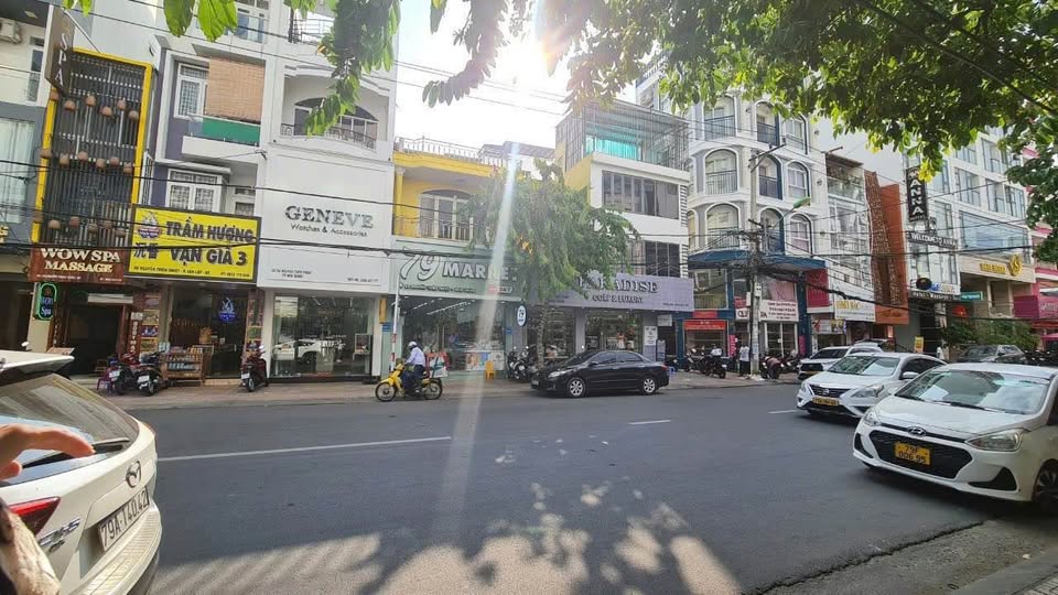 Bán nhà mặt tiền Nguyễn Thiện Thuật, gần ngã tư Minh Khai, Nha Trang