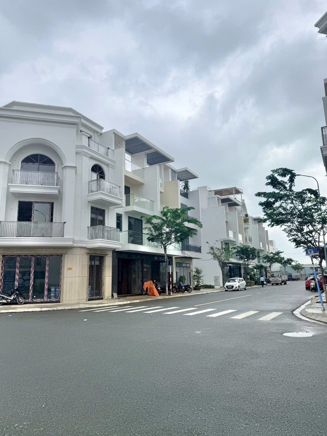 Bán nhà thô 3,5 tầng mặt đường 16m mặt tiền đường B4 khu đô thị VCNPL2