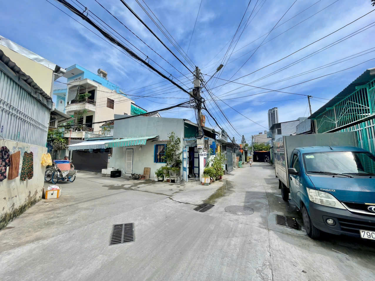 Mặt tiền Nguyễn Biểu - ngang 7,8m. Cách biển: 500m. Dt 297.4m2 Giá 16.2ty