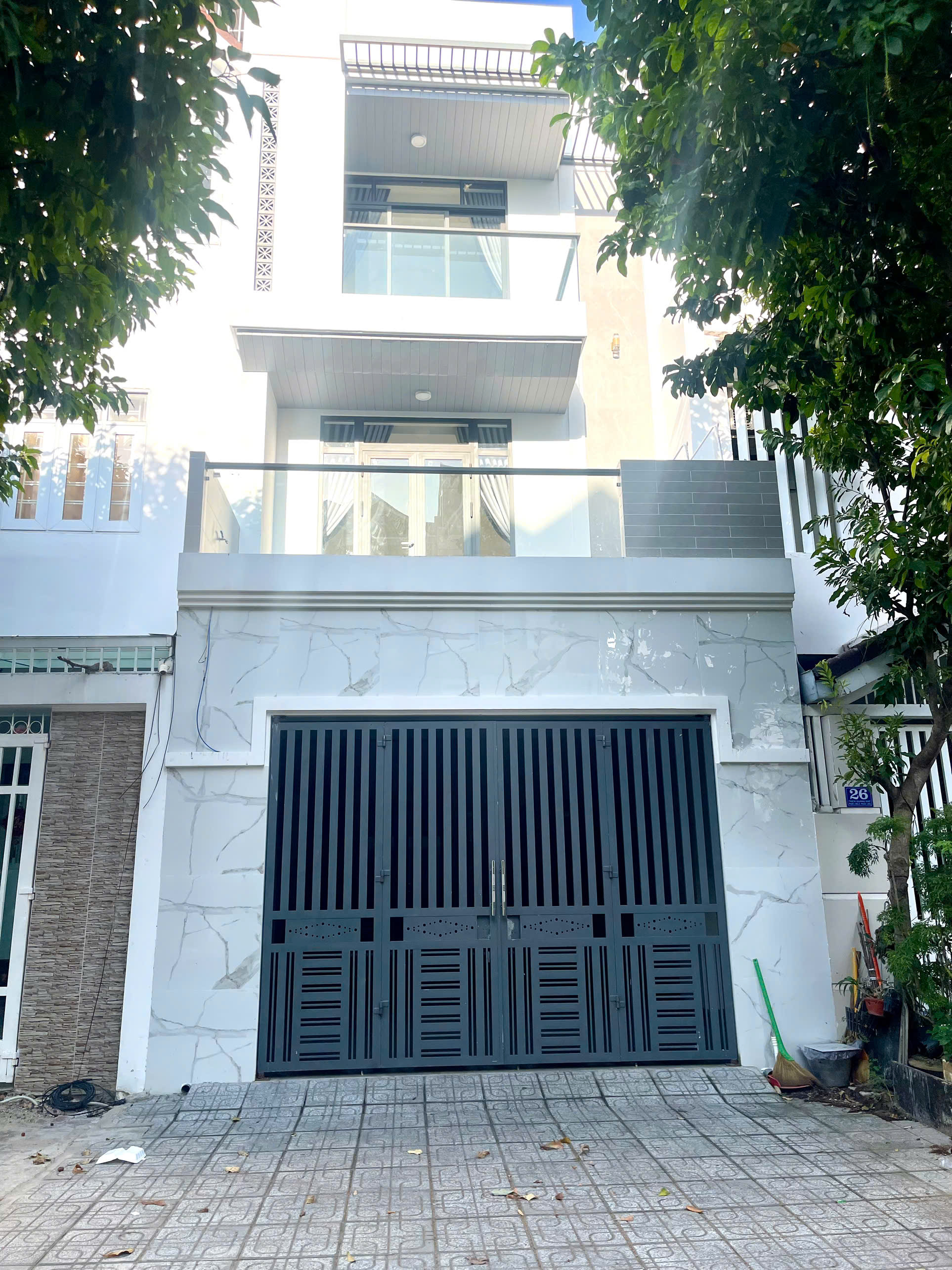 BÁN NHÀ 4Tầng  MT THÍCH QUẢNG ĐỨC -Phước Long -Phường Nam Nha Trang. giá 11 Tỷ  500tr