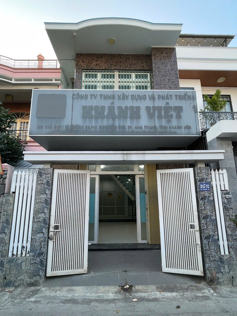BÁN CĂN NHÀ HẺM HAI Ô TÔ NÉ NHAU GẦN SIÊU THI LOTTE, ĐIỆN MÁY CHƠ LỚN - Phường Tây Nha Trang. Giá 5ty900