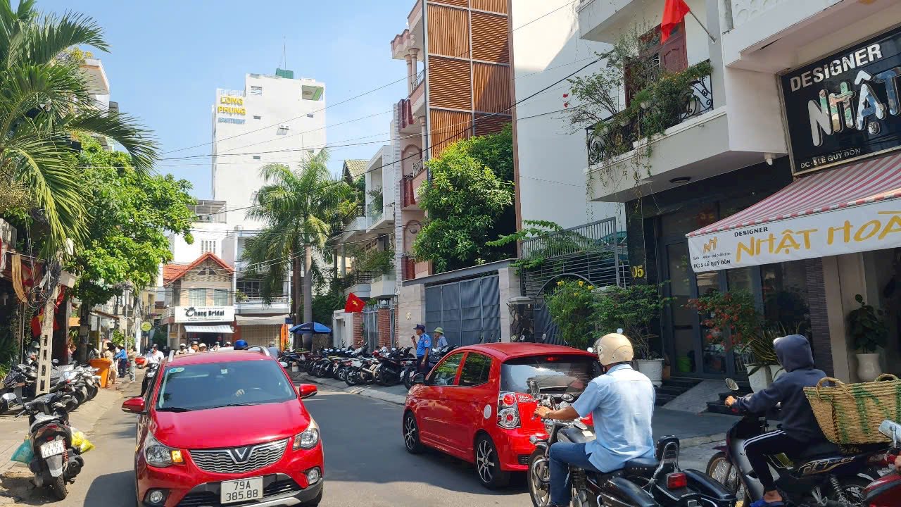 Bán nhà 4 tầng mặt tiền đường Lê Quý Đôn, Nha Trang