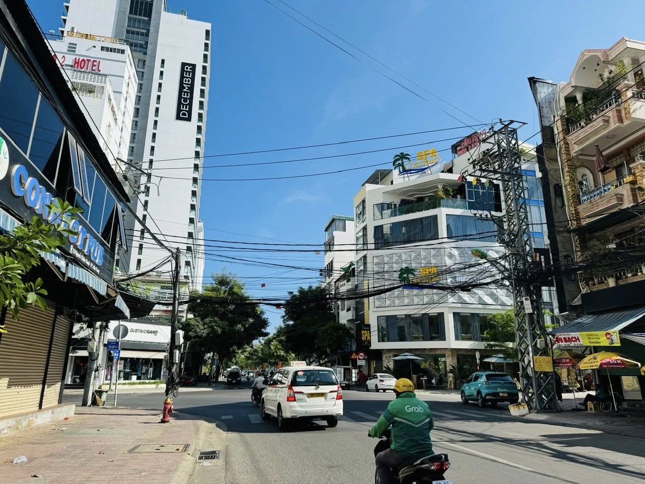 Bán căn nhà phố Tây giá rất tốt mặt tiền đường Nguyễn Thiện Thuật, Nha Trang