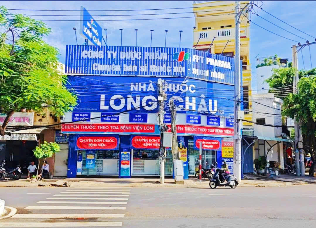 Góc 2 mặt tiền Phạm Văn Đồng - ngang dài 13m ; { sát góc đường Thân Nhân Trung }. DT 42.3m2. Giá 9 tỷ