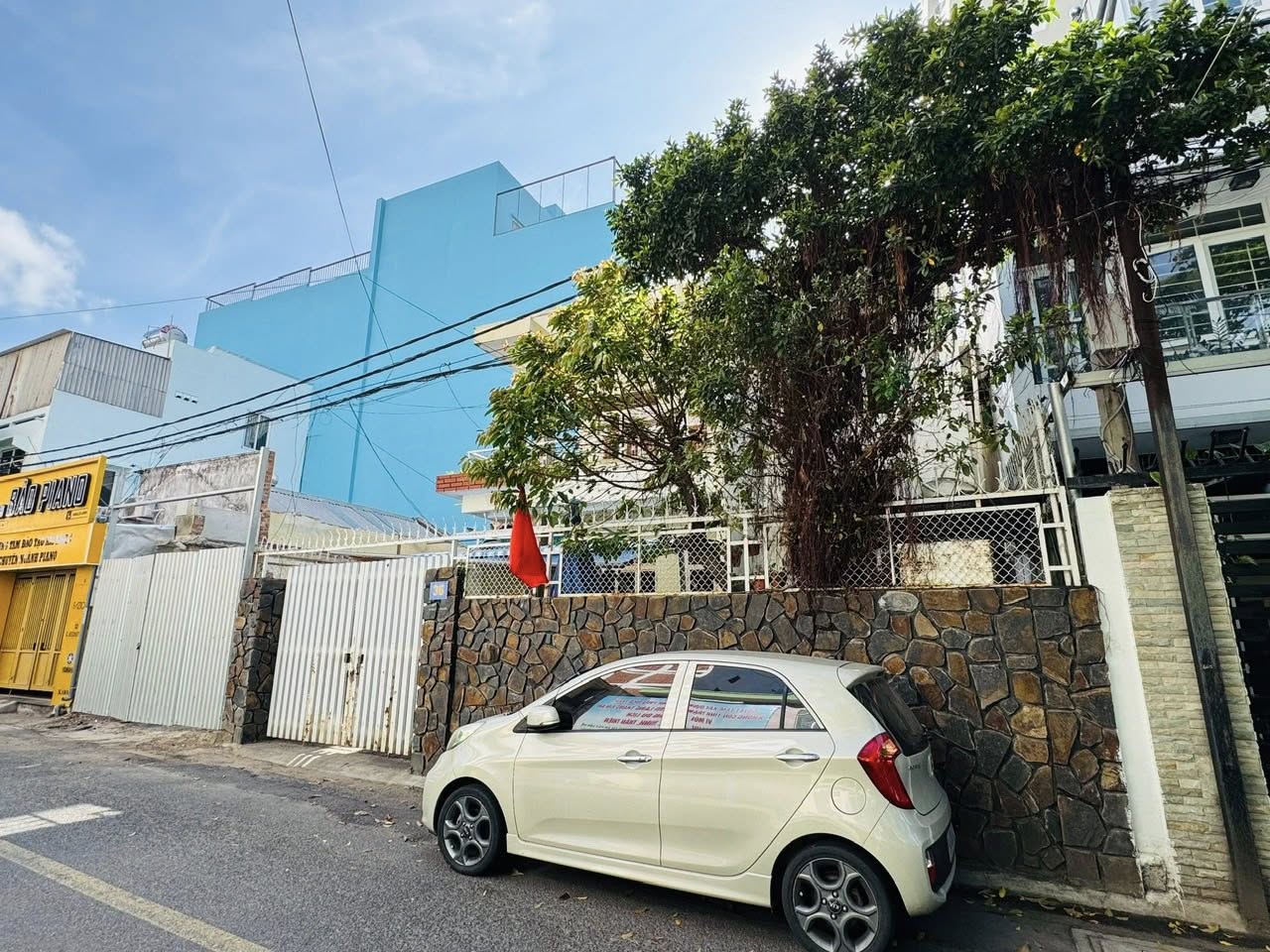 Bán căn nhà phố trung tâm mặt tiền đường Hương Sơn - Phước Hoà