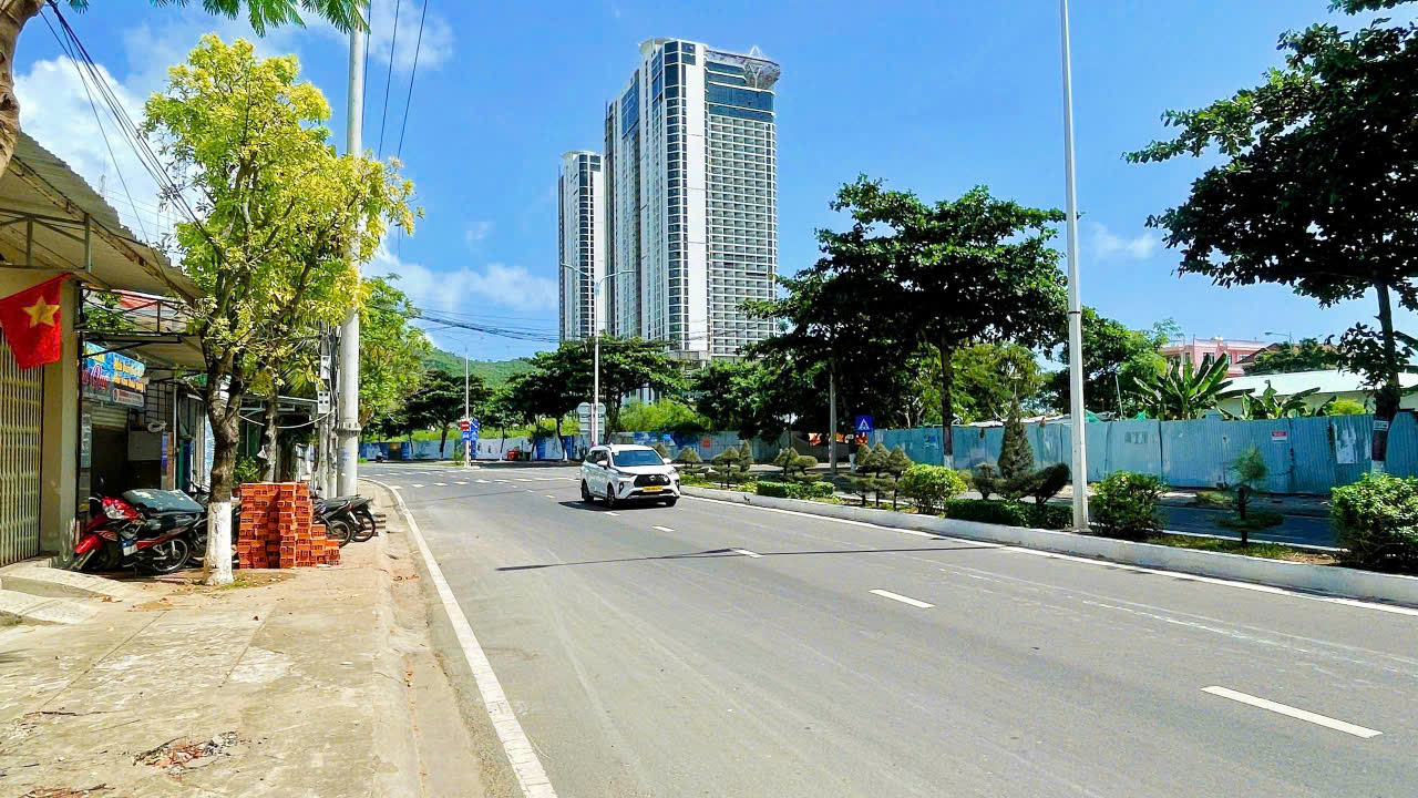 [ Mặt tiền Phạm Văn Đồng, Nha Trang _ 82tr/m² ] *** Xây tự do ***