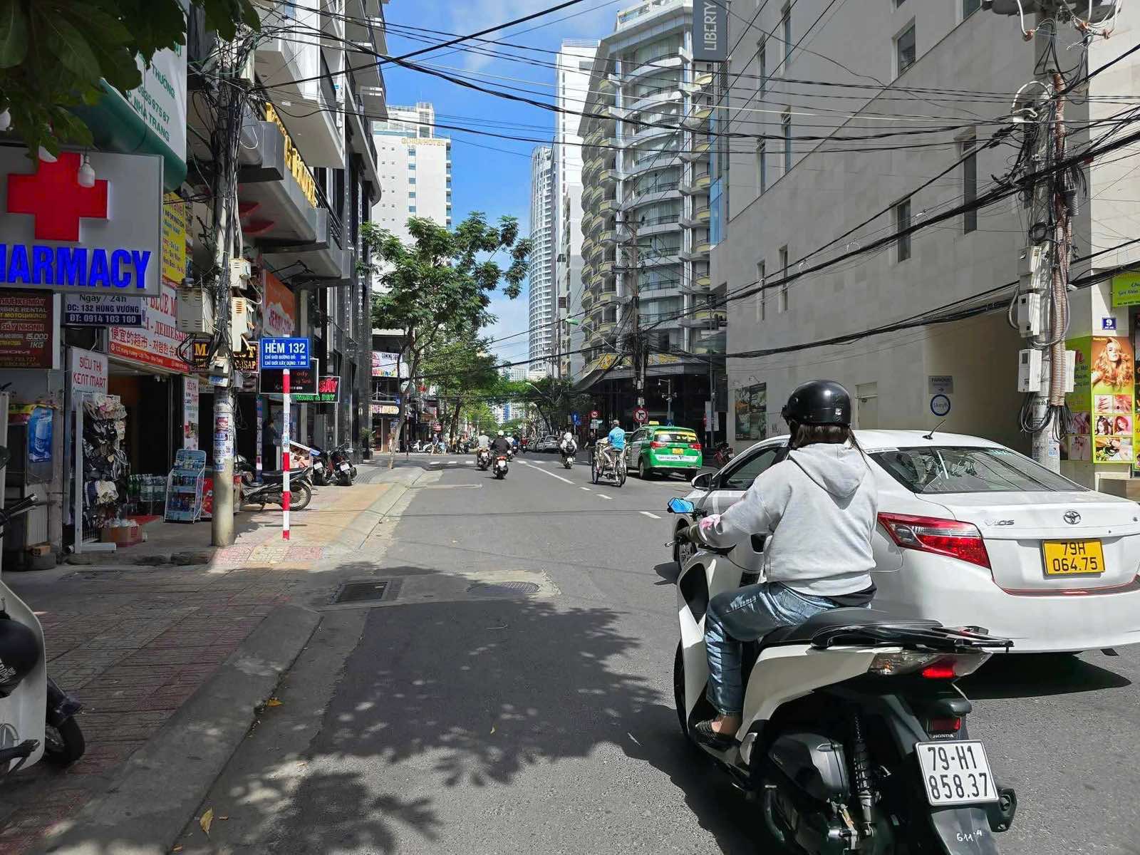 Bán nhà mặt phố đường Hùng Vương