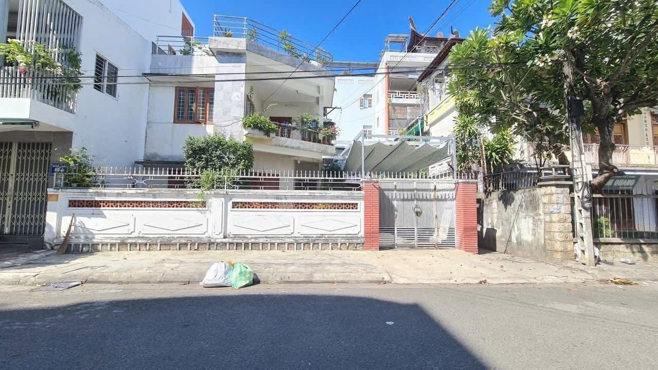 Bán nhà mặt tiền đường Mê Linh - Nha Trang, nhà 3 tầng đẹp ngang 11,5m