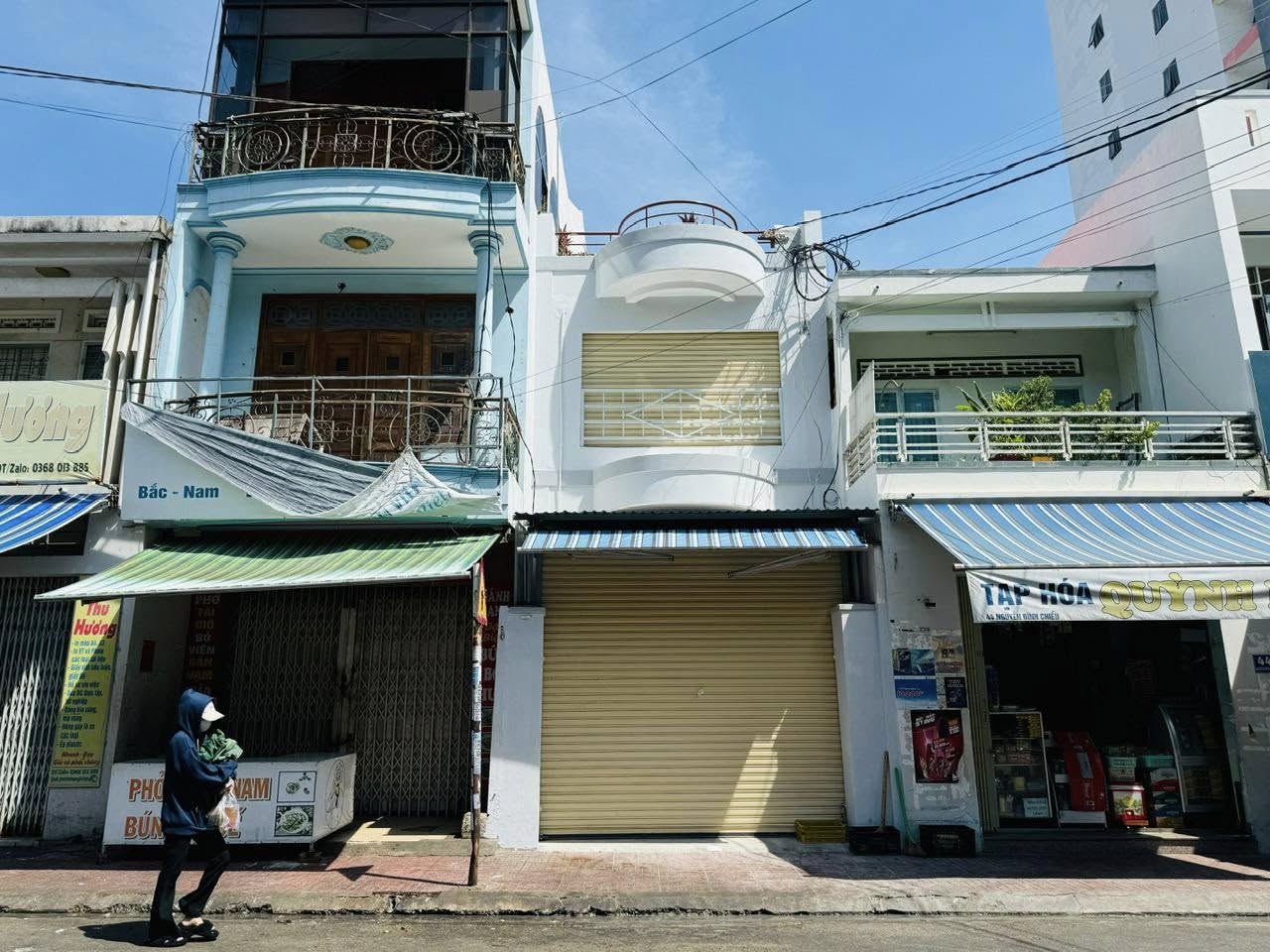 Bán căn nhà gần biển, bãi tắm Hòn Chồng mặt tiền đường Nguyễn Đình Chiểu