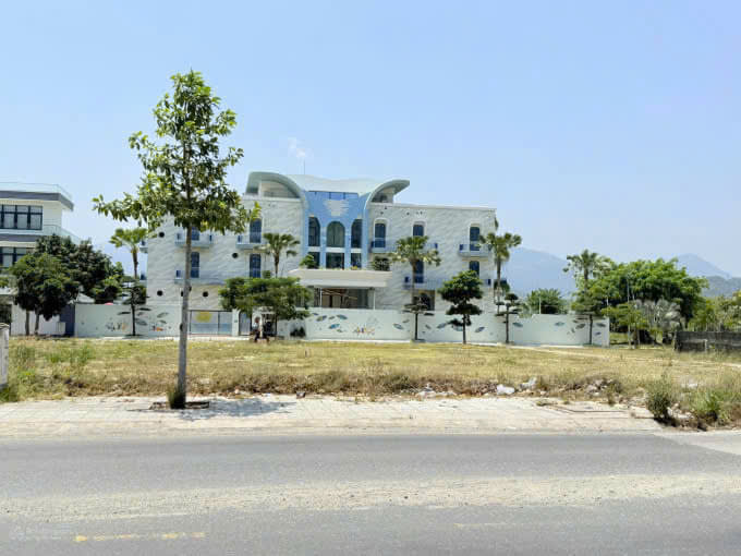 Mặt tiền Phong Châu , Khu đô thị ven sông Tắc Vĩnh Thái Nha Trang (đối diện dự án Sungroup). Dt 160m2. Giá 42tr/m2