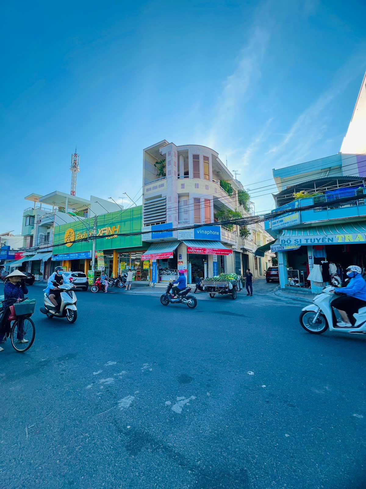 Bán nhà 3 tầng góc đường Trường Sa, ngay Chợ Bình Tân