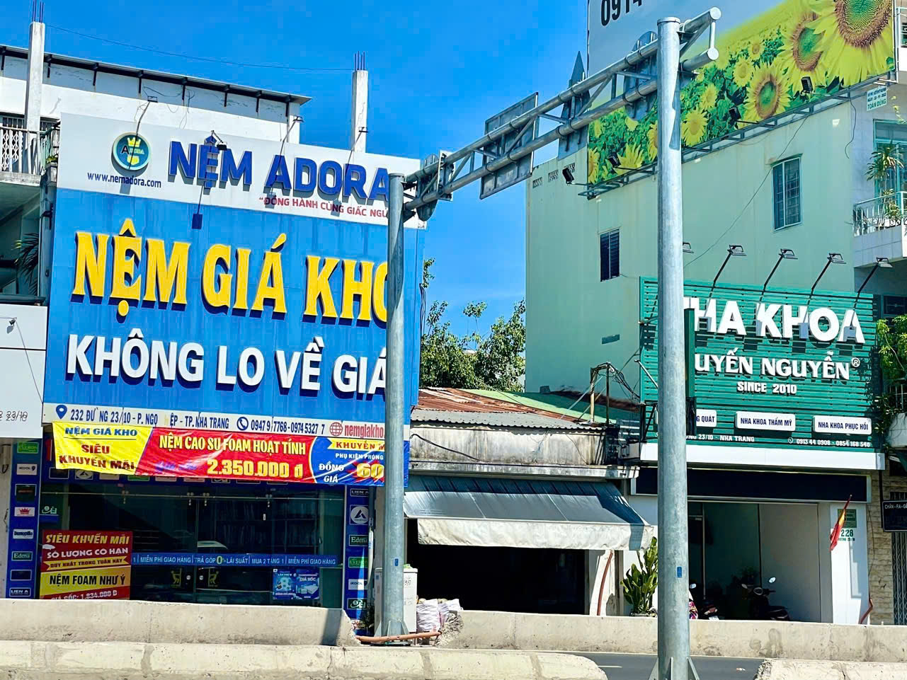 Nhà 2 tầng , mặt tiền đường 23/10 _ đang cho thuê kinh doanh ổn áp { sát nhà hàng tiệc cưới Hoàng Lan }. Dt 140m2. Giá 9.2ty