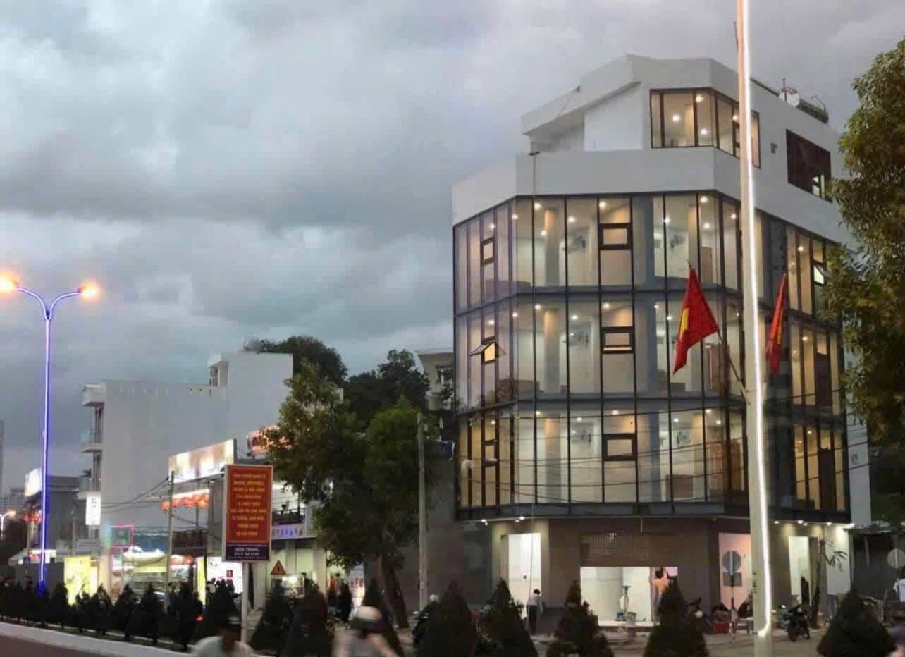 Bán khách sạn căn góc mặt biển Phạm Văn Đồng, Nha Trang