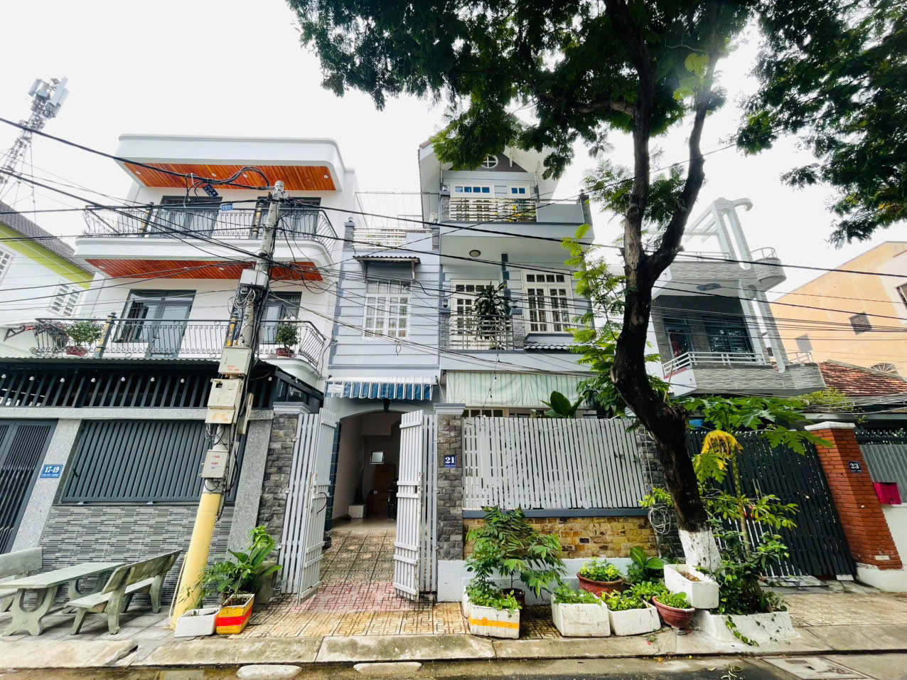 Nhà 3 tầng mặt tiền Phó Đức Chính _ ngang gần 7m * Cách biển Ba Làng: 190m. Dt 91m2. Giá 11.5ty