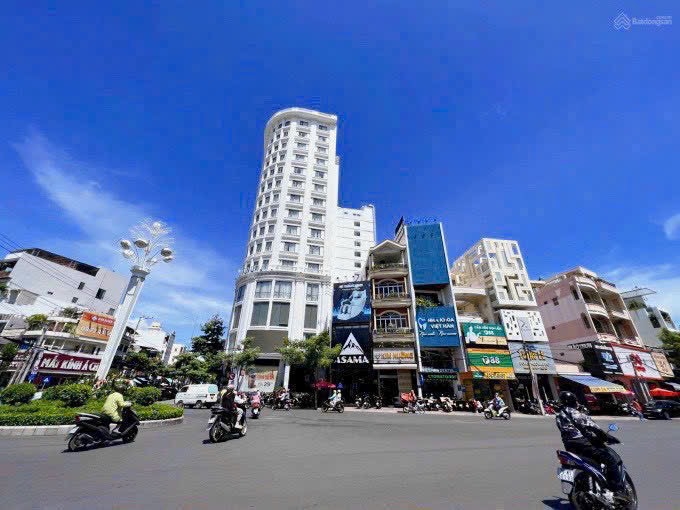 Bán nhà Mặt tiền vòng xoay Quang Trung, Nha Trang, cách Biển 300m