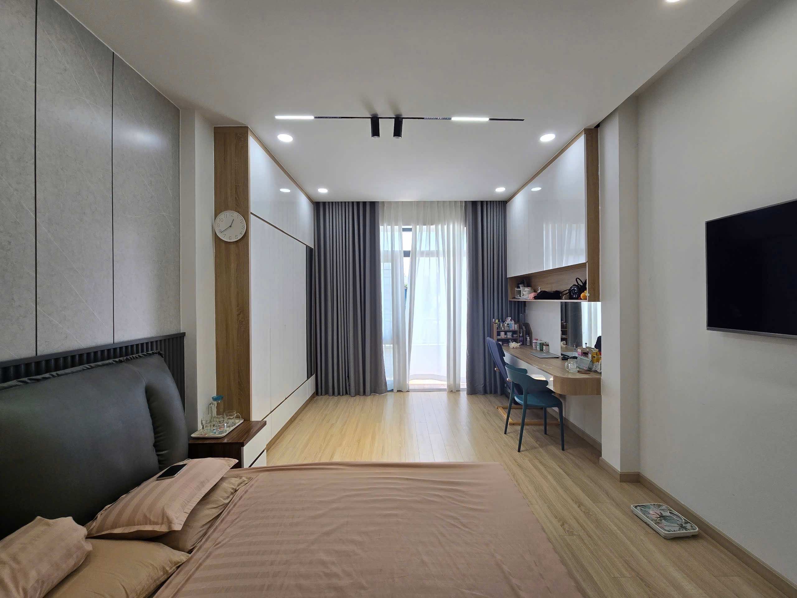 Bán nhà mới mặt tiền Trần Nguyên Hãn, Nha Trang, có thang máy