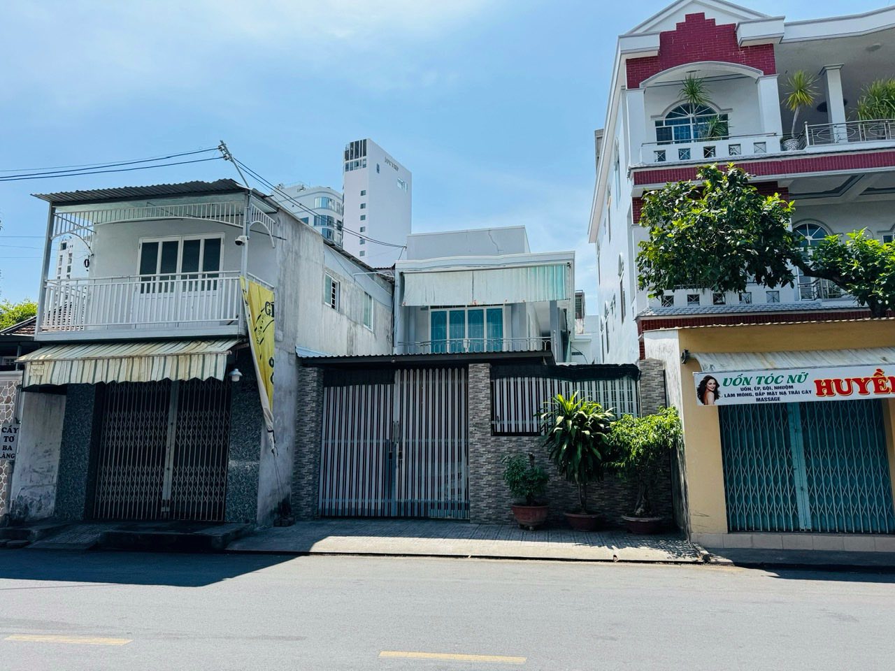 Bán nhà cách biển chỉ 250m, mặt tiền đường Dương Hiến Quyền