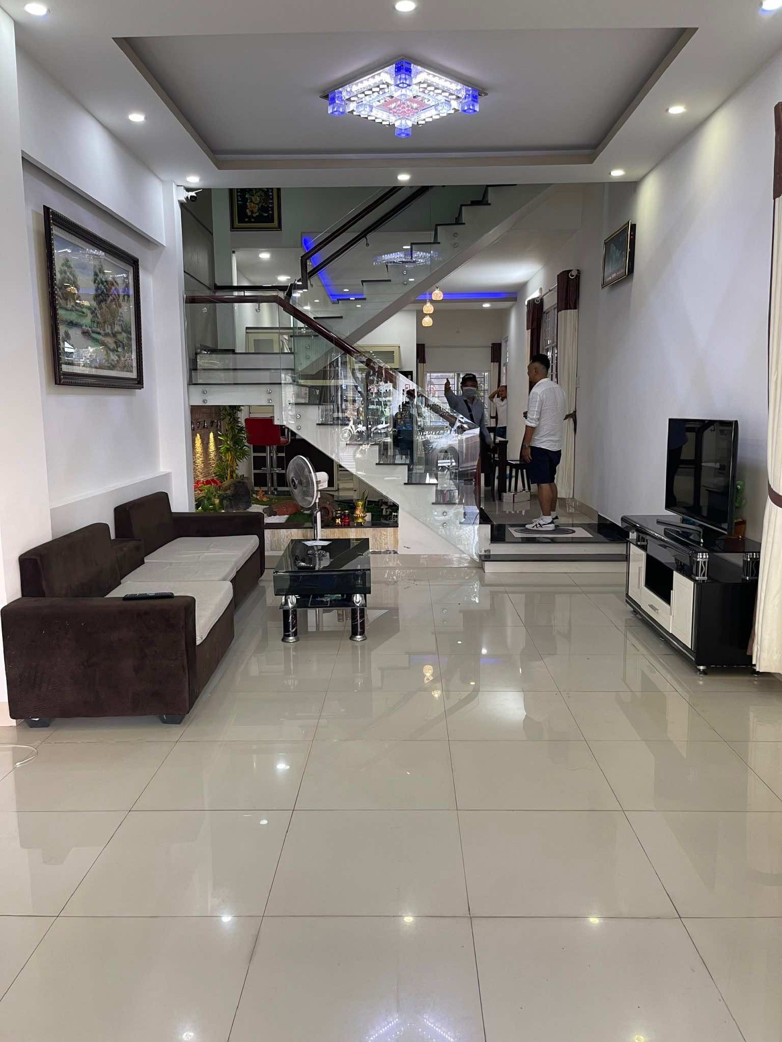 Bán nhà 3 tầng mặt tiền đường Lê Hồng Phong, Phước Hải, Nha Trang