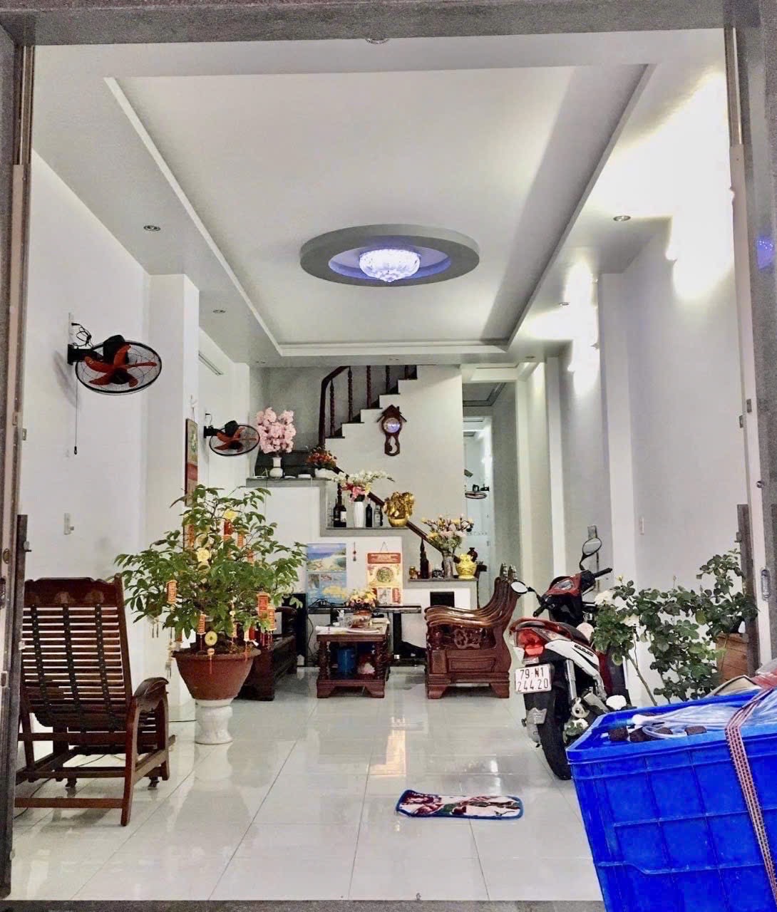 Bán nhà hẻm Ô tô đường Hoàng Diệu, Nha Trang, cách Biển 300m