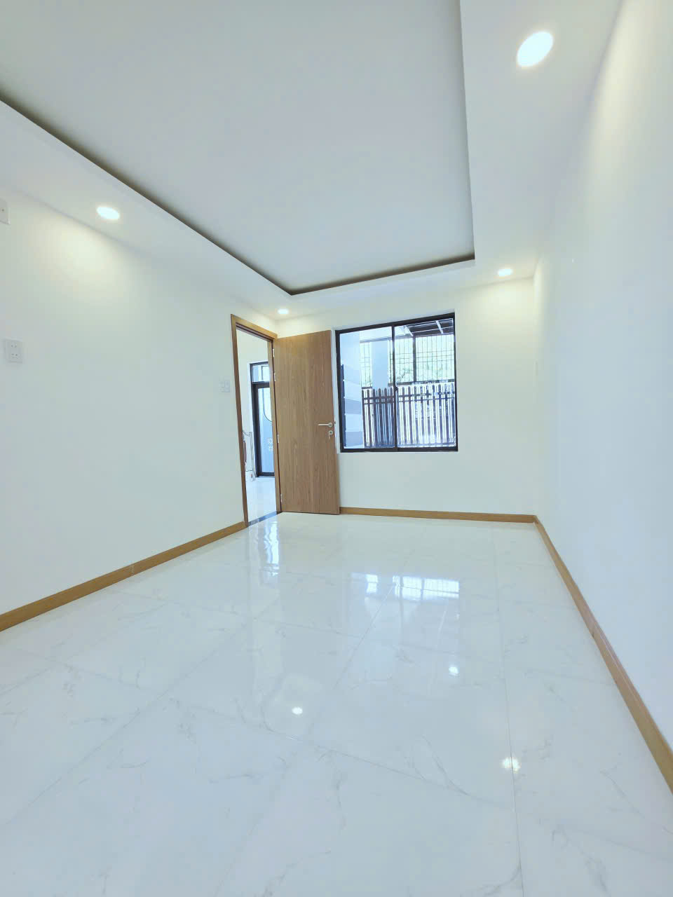  Bán Nhà 2 Tầng hẻm 5m Cạnh Mặt Tiền Xóm Chiếu chỉ 70m , cạnh KĐT Vĩnh Điềm Trung. Dt 65.8m2. Giá 3.850ty